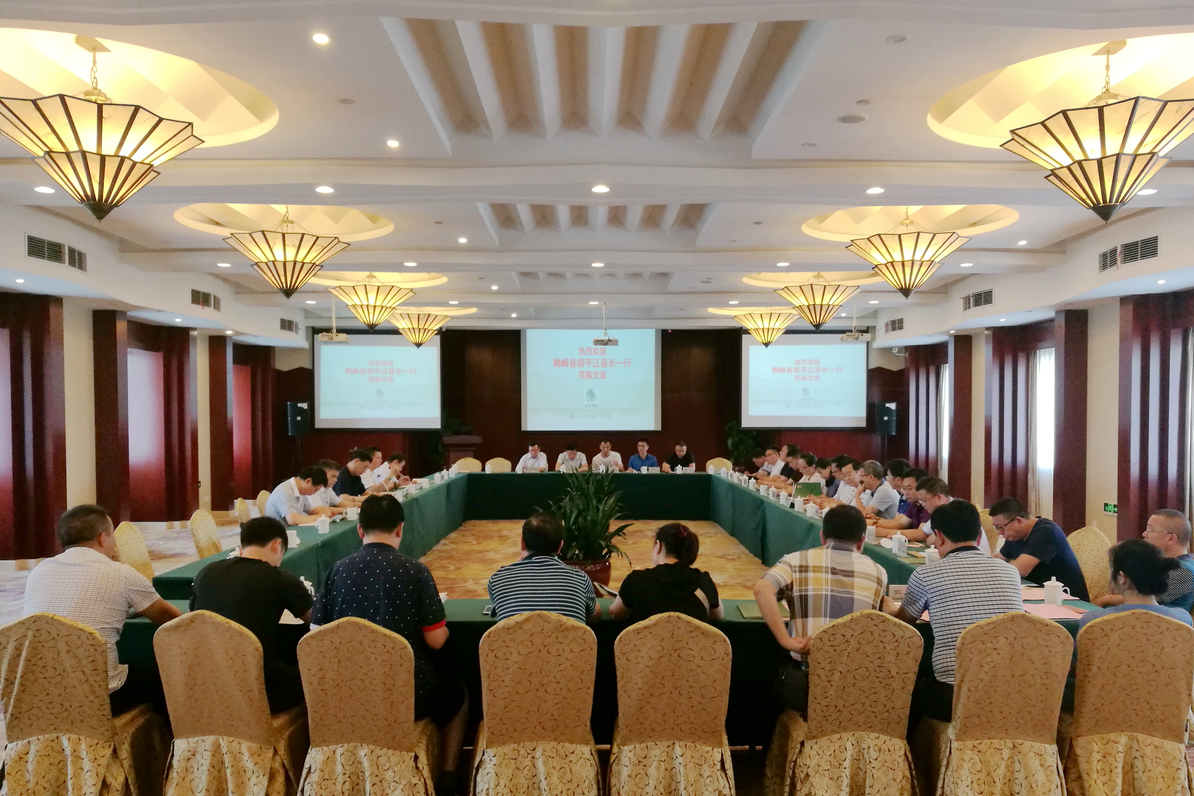 湖北鹤峰县长胡平江一行莅临华体会（中国）交流