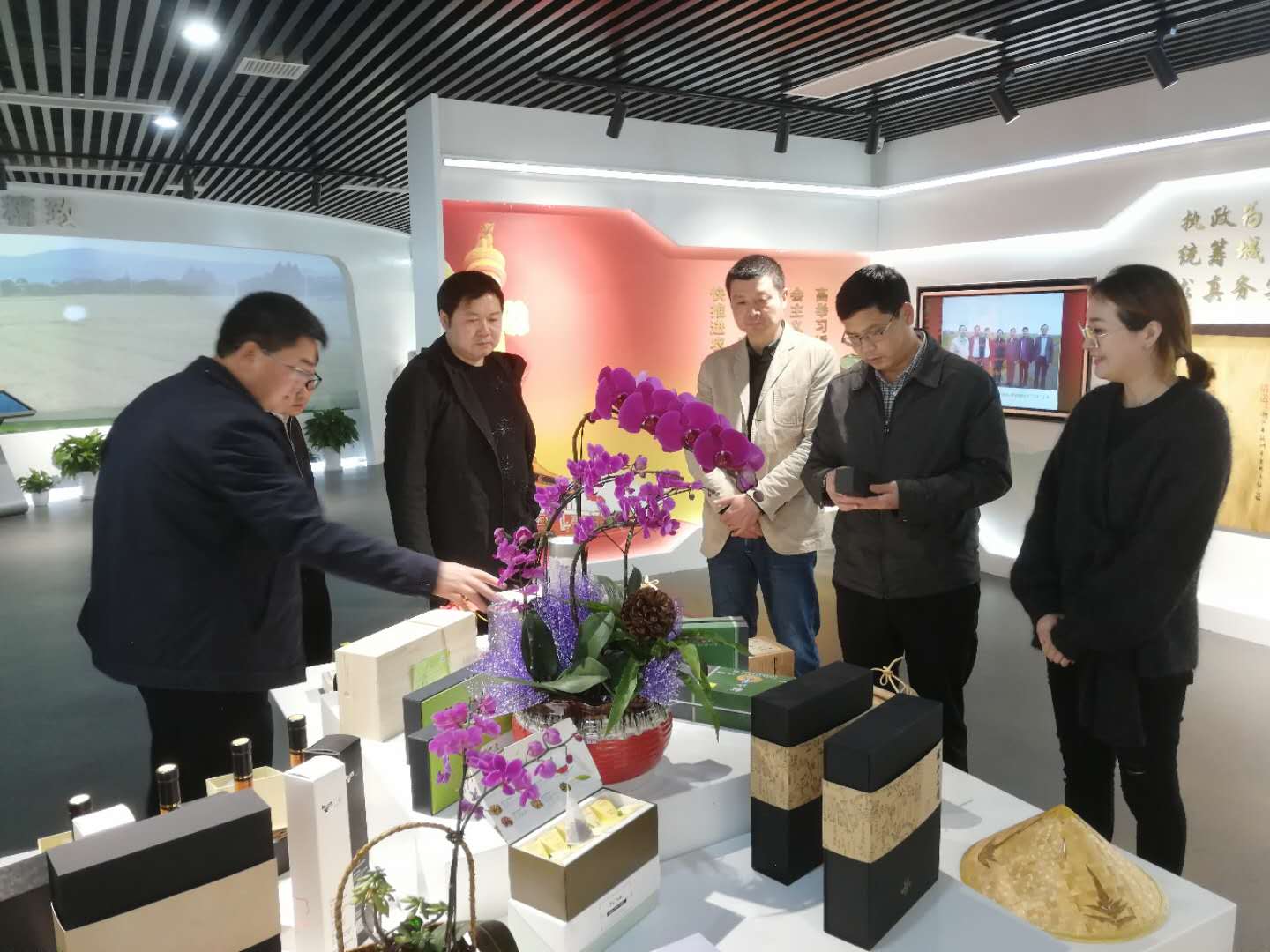 普安县委书记农文海一行考察华体会（中国）特种茶中心