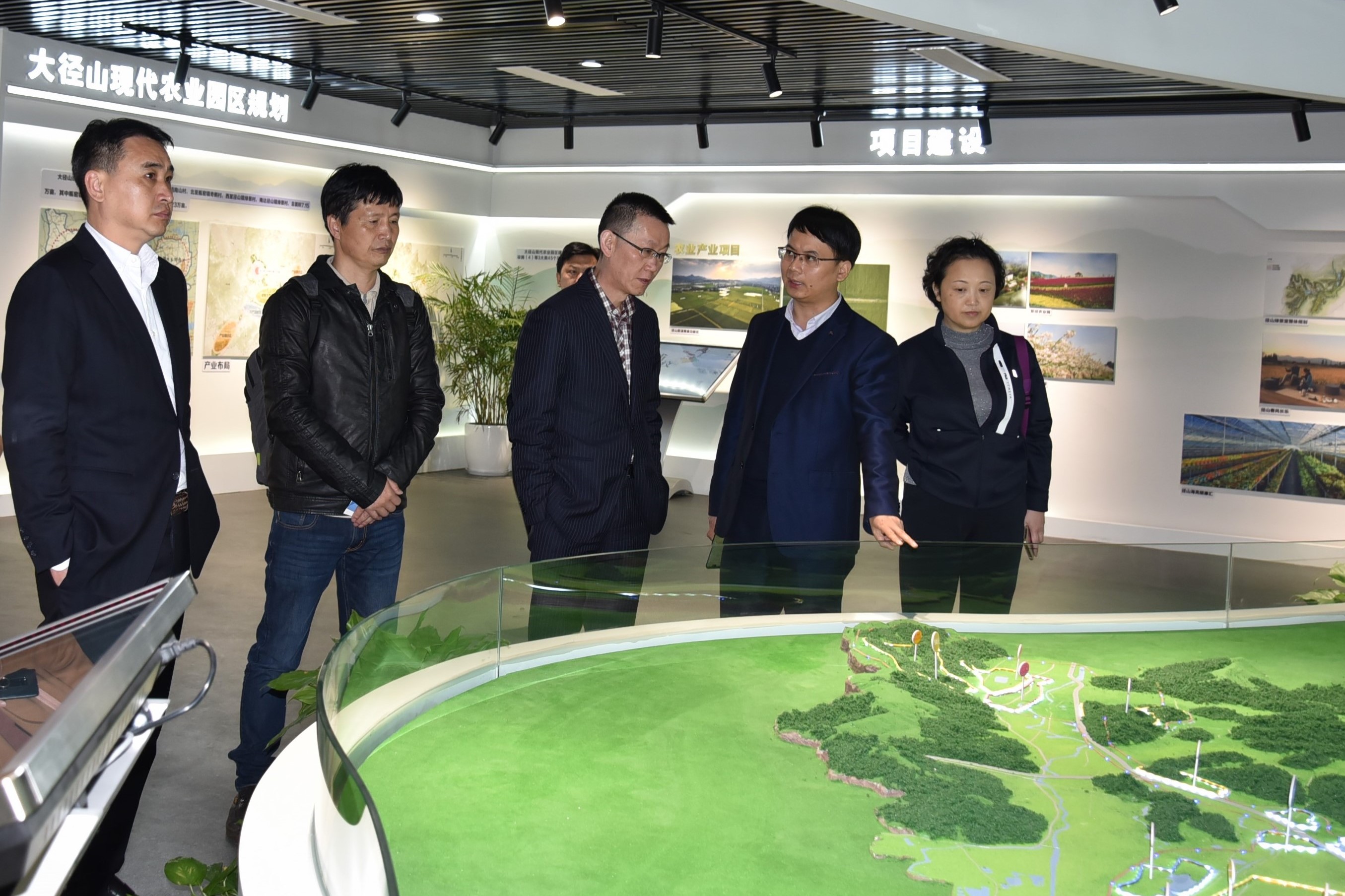 贵州省投资促进局余显强一行莅临华体会（中国）特种茶中心考察
