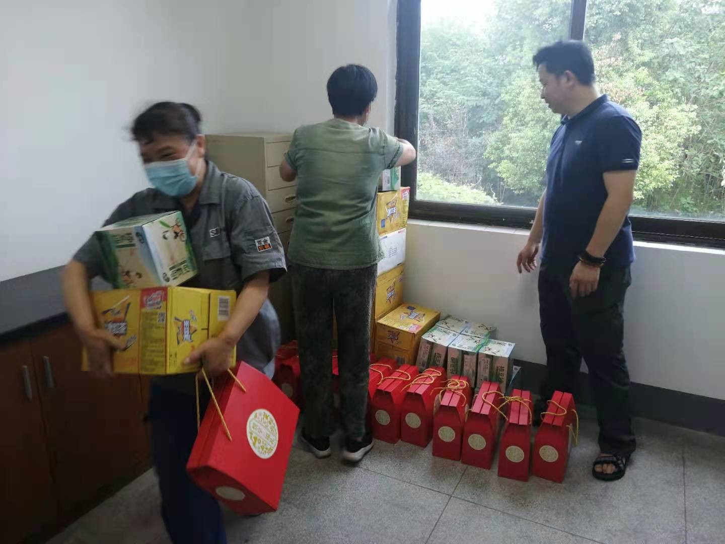 华体会（中国）工会开展“夏日送清凉”职工慰问活动