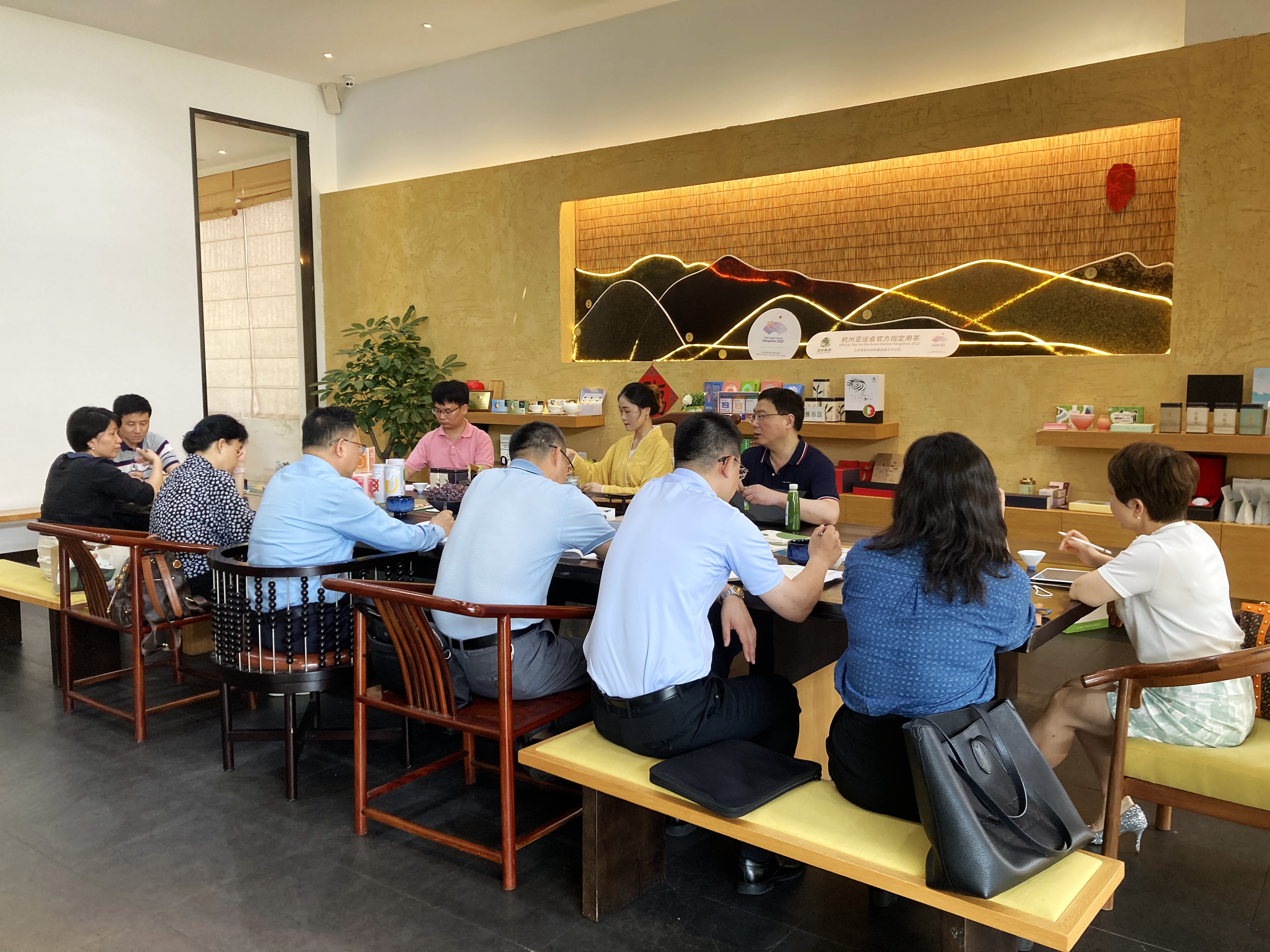 杭州市政协副主席郭清晔一行走访调研华体会（中国）骆驼九宇公司