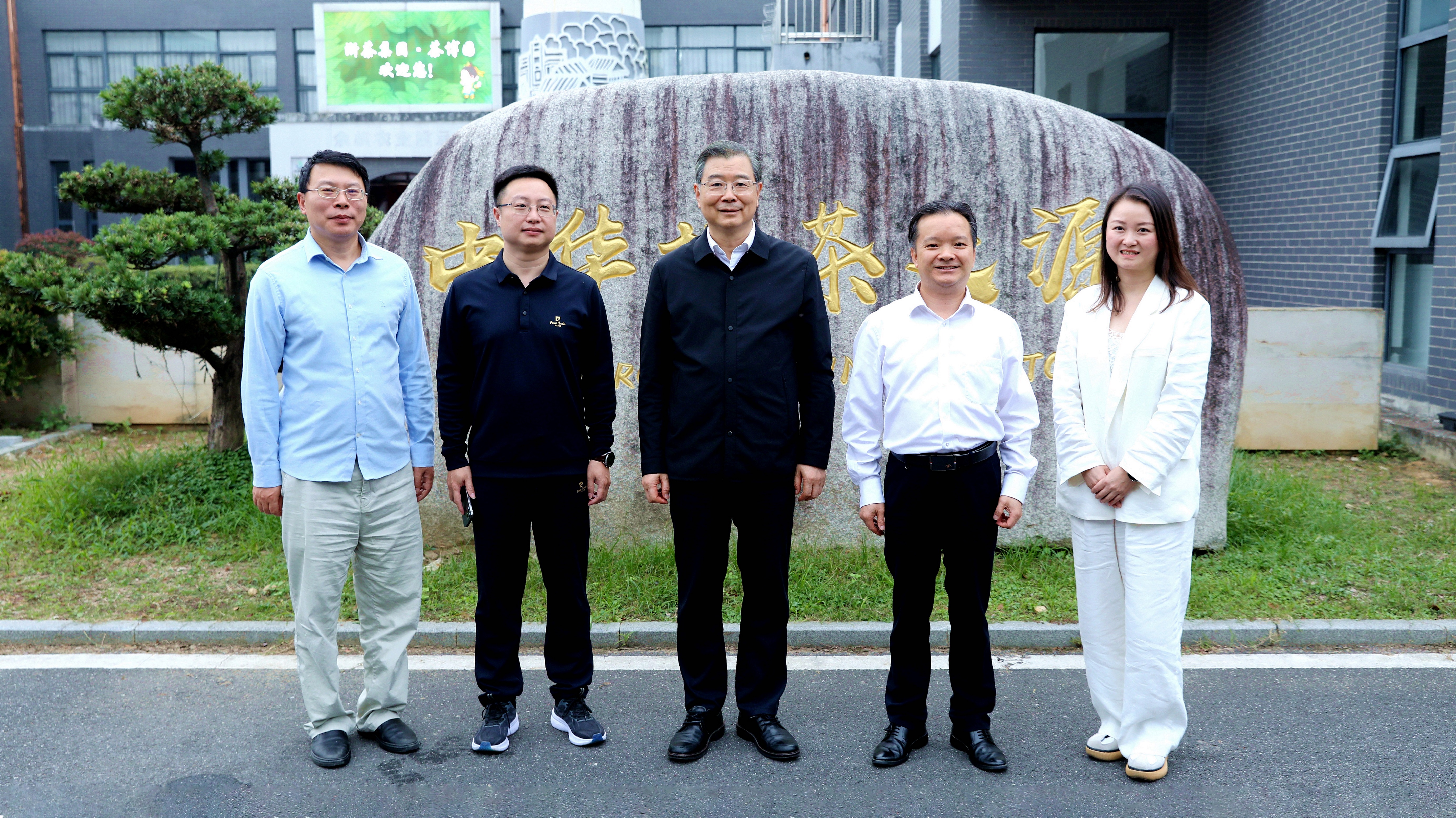 省政协副主席、九三学社省委会主委叶正波调研华体会（中国）九宇有机公司