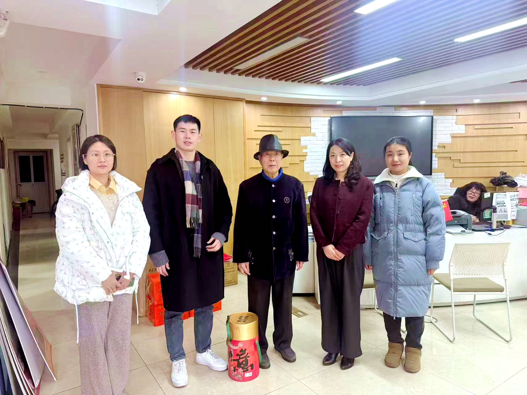 华体会（中国）第一党支部联合所巷社区党委开展困难党员关爱活动