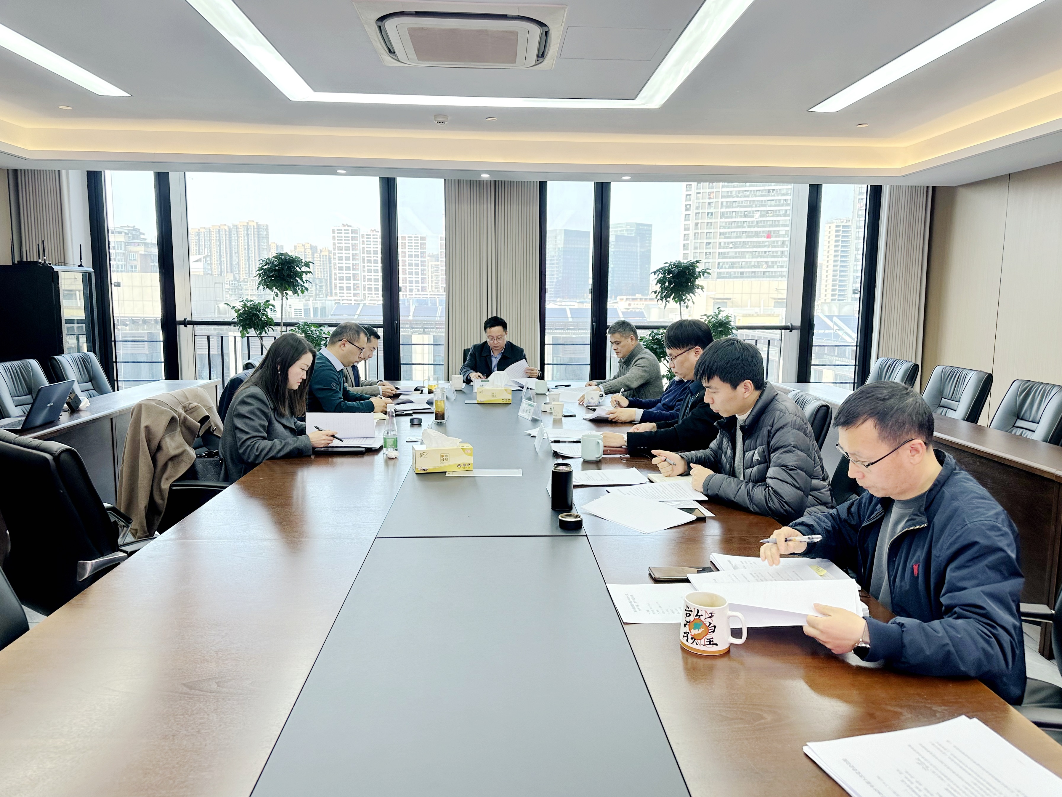华体会（中国）党委理论学习中心组专题学习全国“两会”精神